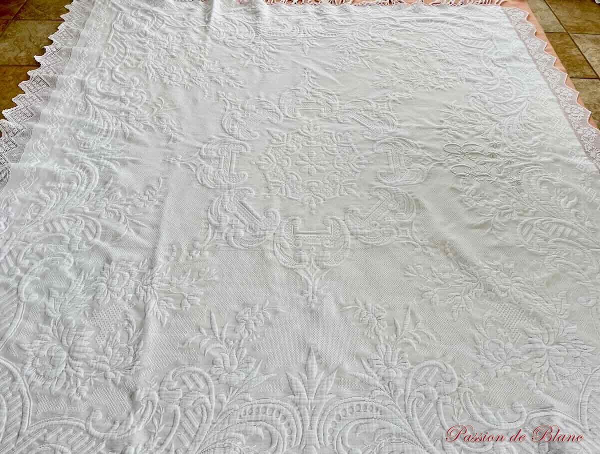 Belle couverture en piqué Marseillais, relief avec monogramme PB, dentelle au crochet. – Image 8