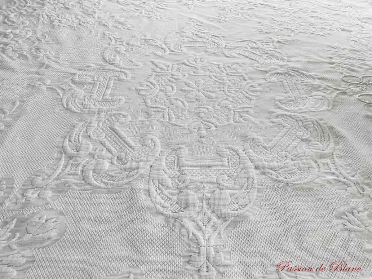 Belle couverture en piqué Marseillais, relief avec monogramme PB, dentelle au crochet. – Image 7