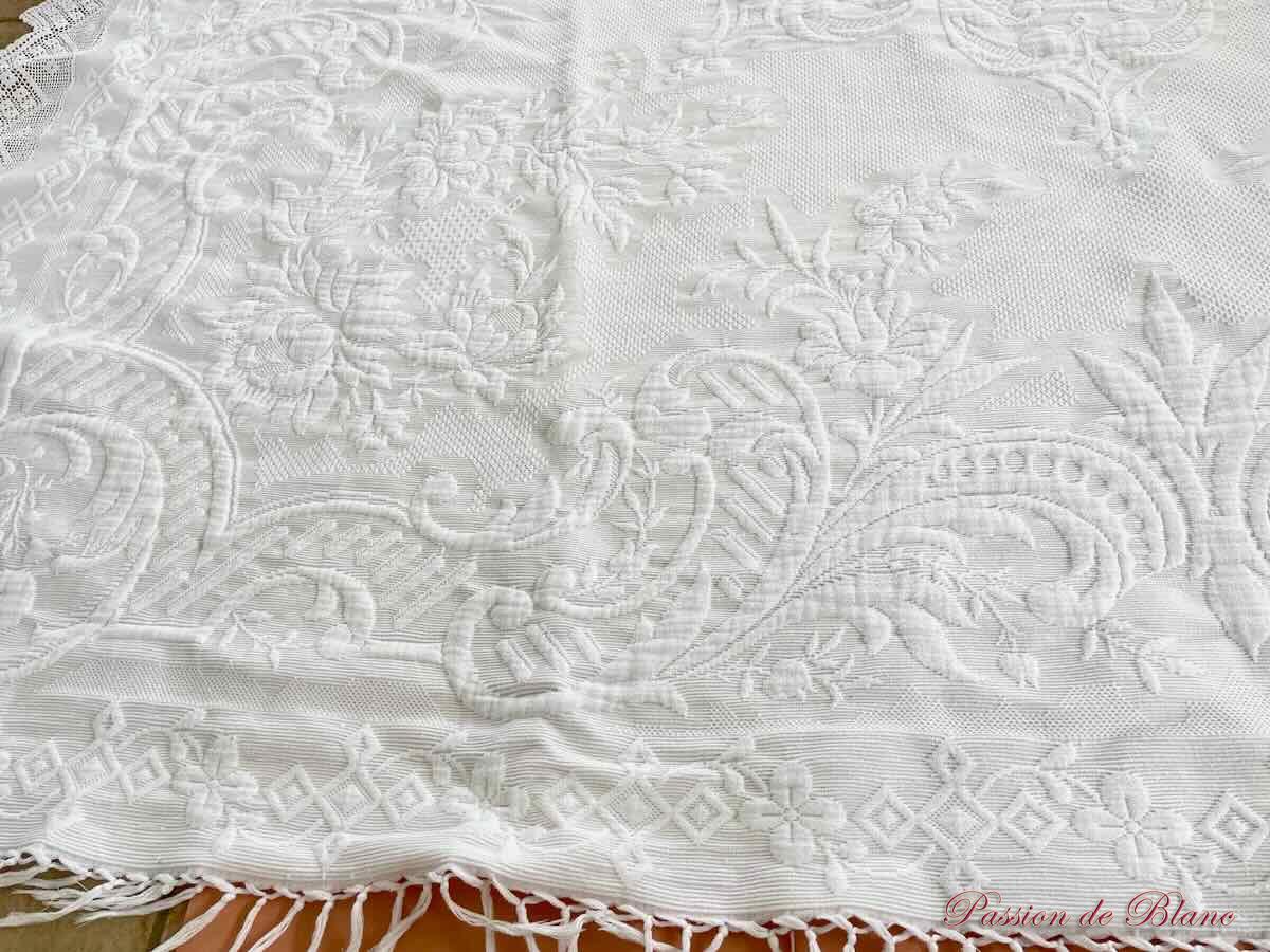 Belle couverture en piqué Marseillais, relief avec monogramme PB, dentelle au crochet. – Image 6