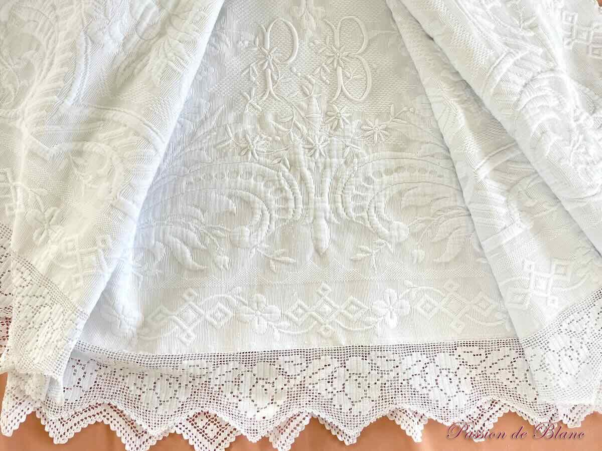 Belle couverture en piqué Marseillais, relief avec monogramme PB, dentelle au crochet. – Image 5