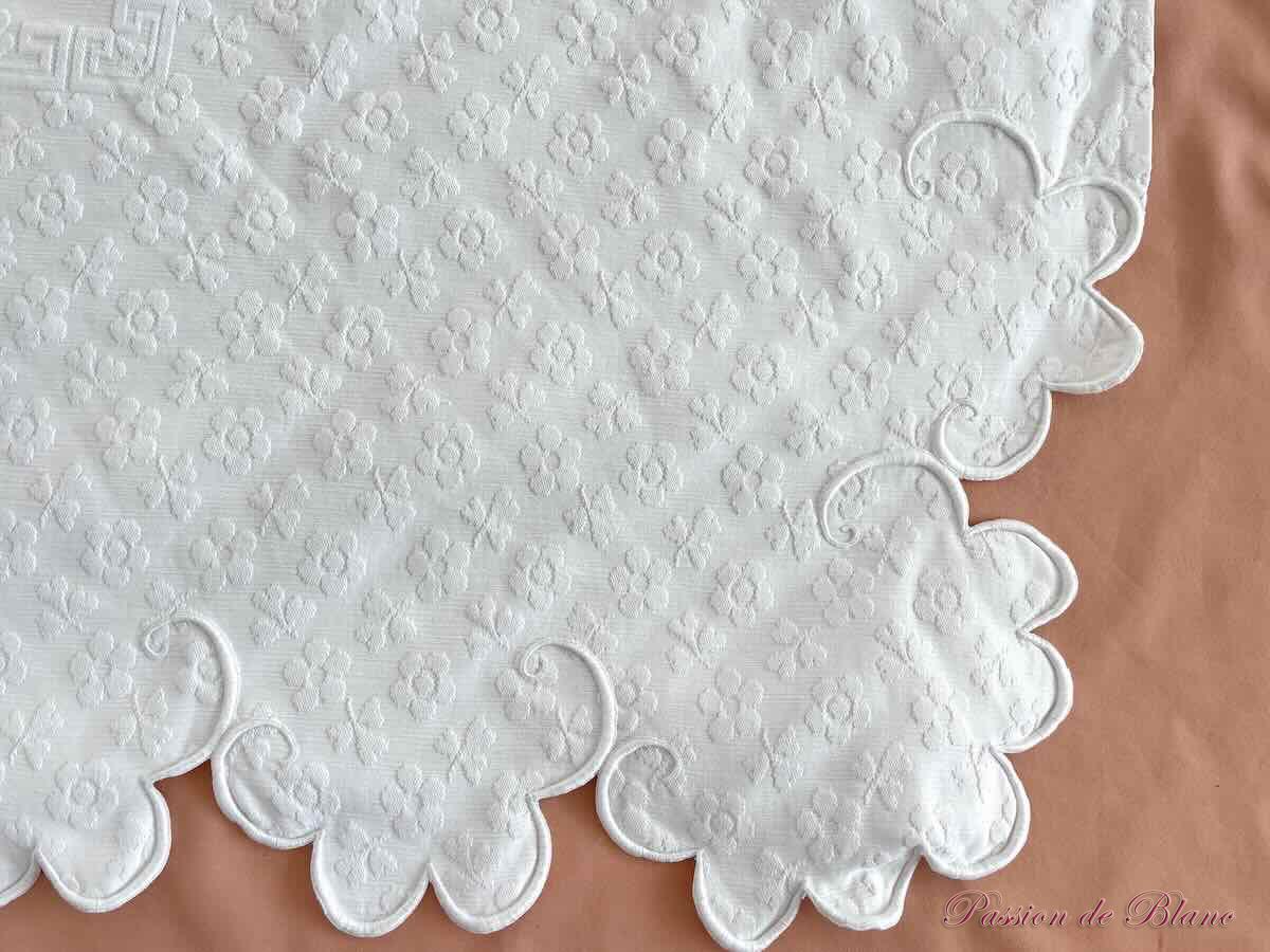 Belle couverture festonnée en piqué plat avec un joli relief et monogramme LM – Image 11