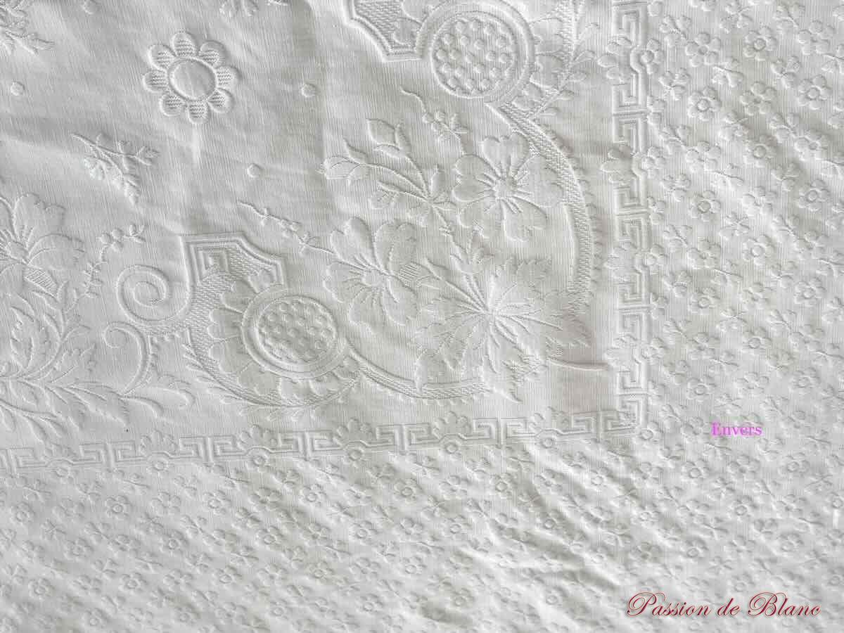 Belle couverture festonnée en piqué plat avec un joli relief et monogramme LM – Image 2