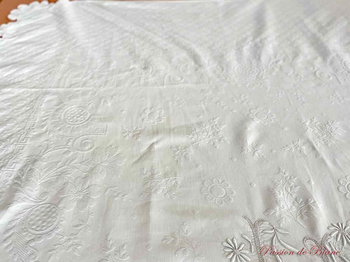 Belle couverture festonnée en piqué plat avec un joli relief et monogramme LM – Image 10