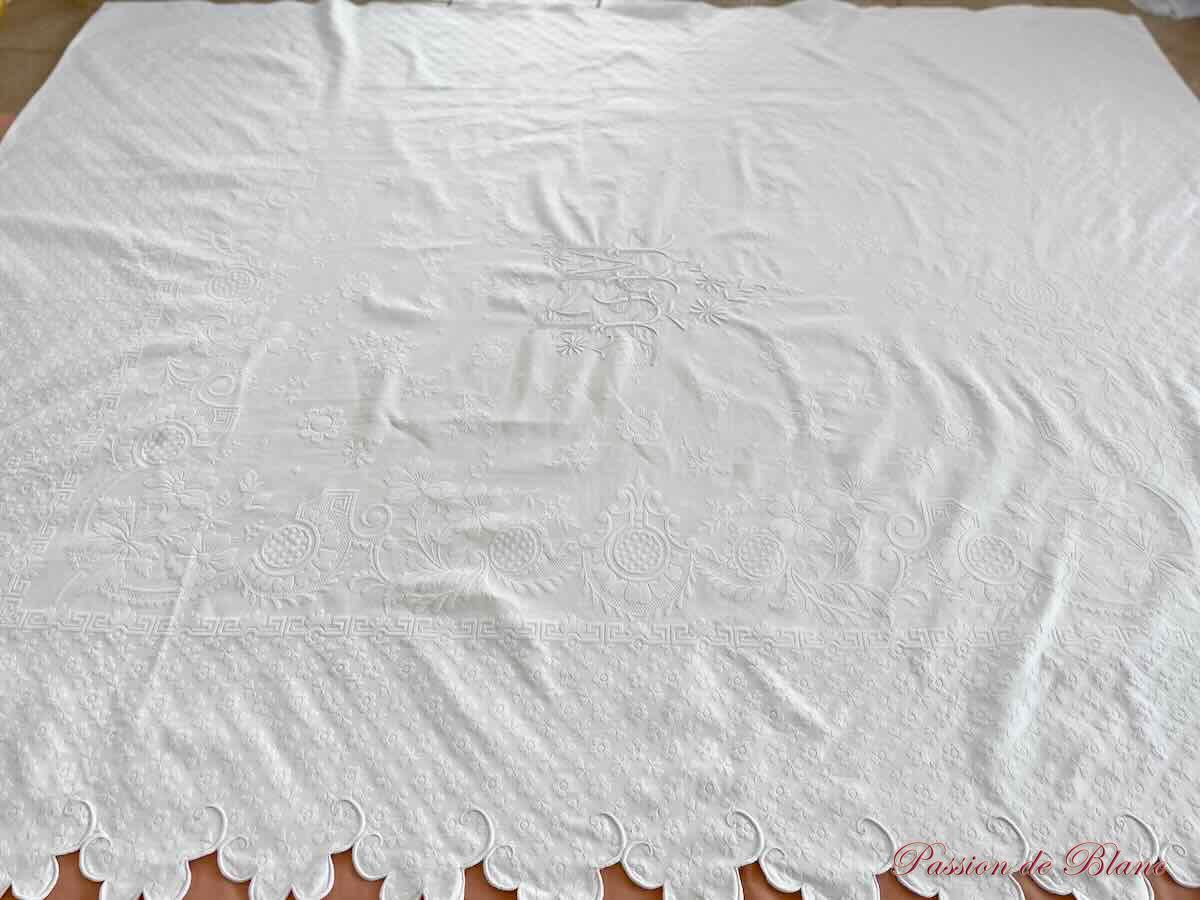 Belle couverture festonnée en piqué plat avec un joli relief et monogramme LM – Image 9
