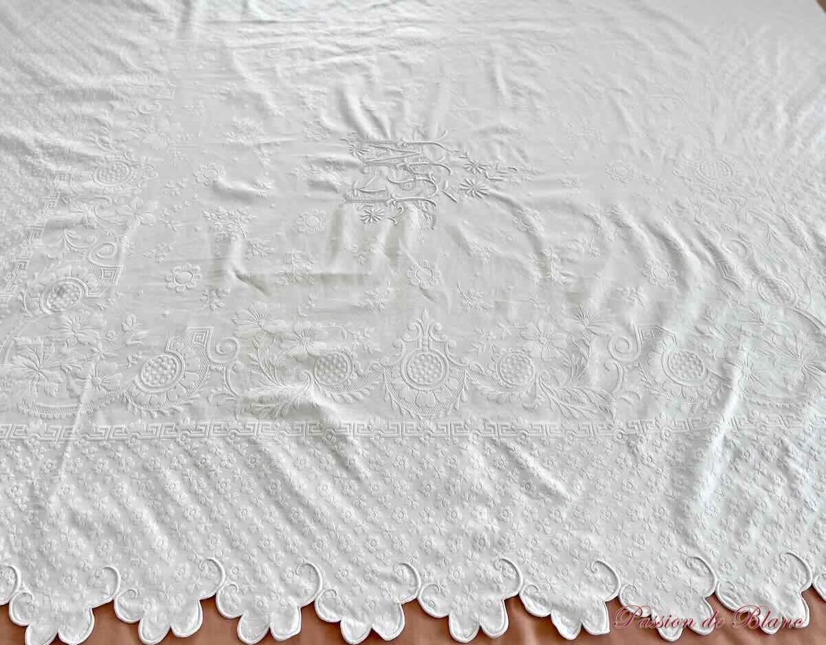 Belle couverture festonnée en piqué plat avec un joli relief et monogramme LM – Image 8