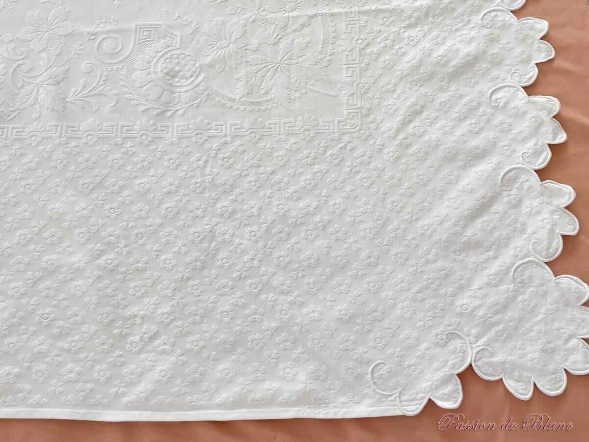 Belle couverture festonnée en piqué plat avec un joli relief et monogramme LM – Image 7