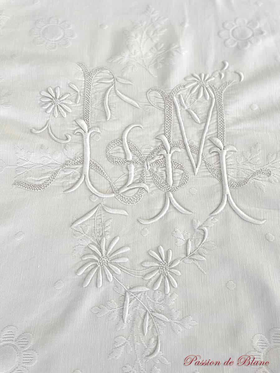 Belle couverture festonnée en piqué plat avec un joli relief et monogramme LM – Image 6