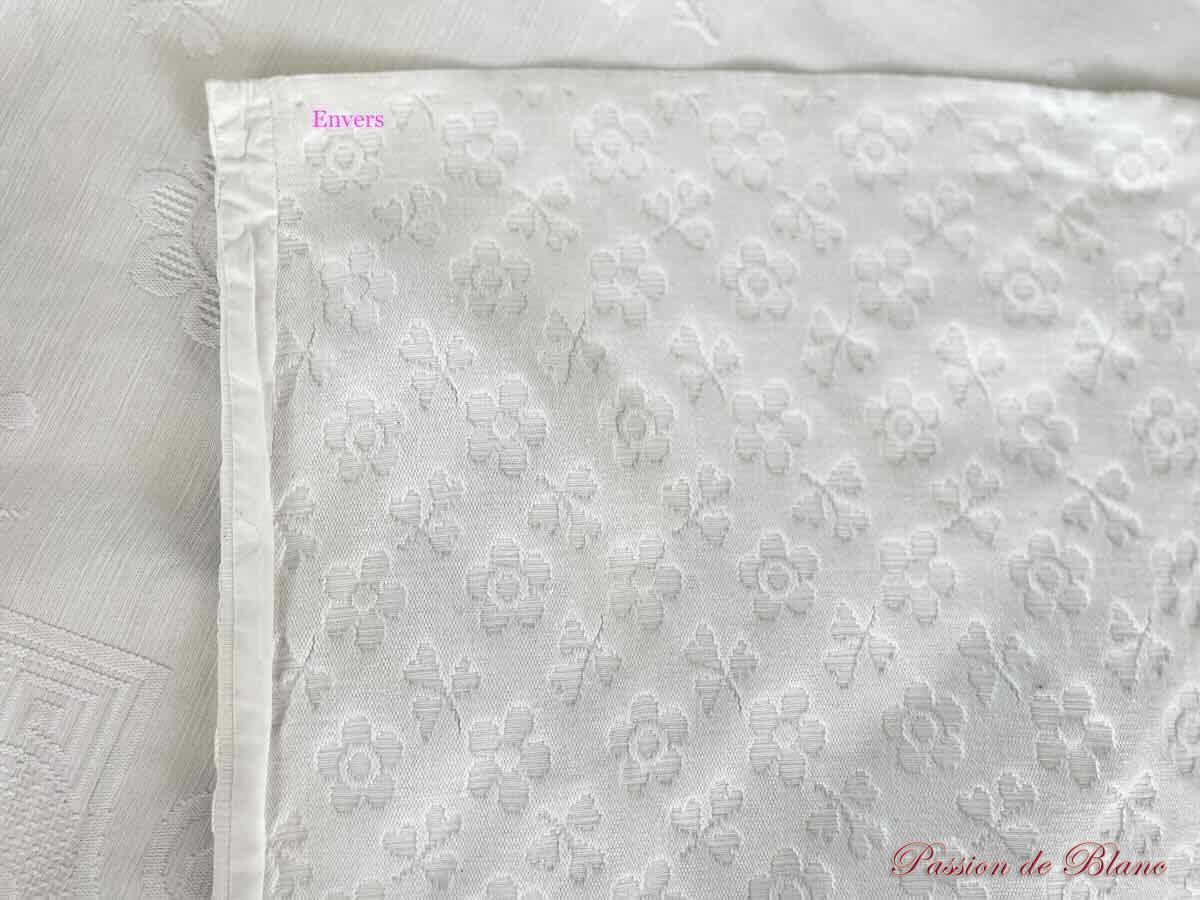 Belle couverture festonnée en piqué plat avec un joli relief et monogramme LM – Image 5