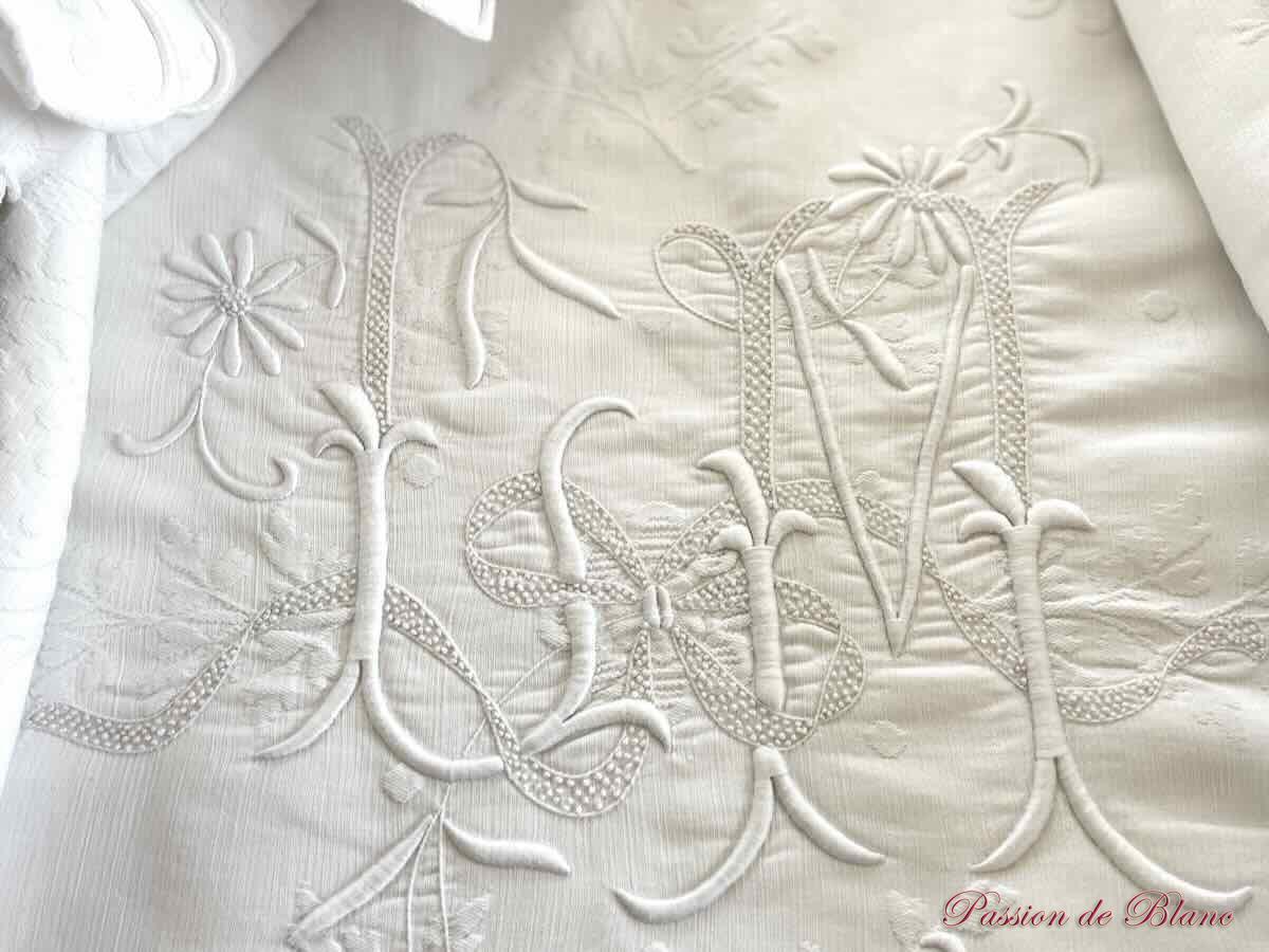 Belle couverture festonnée en piqué plat avec un joli relief et monogramme LM – Image 3