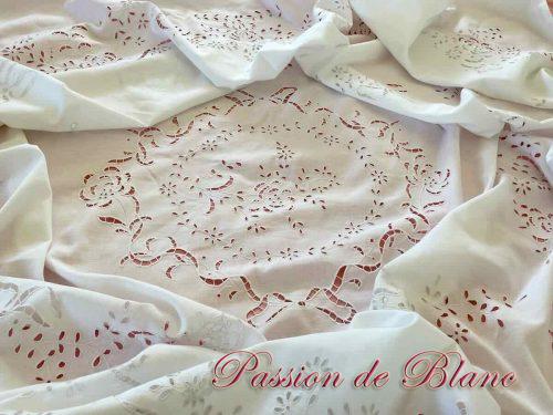 Grand dessus de lit en broderie Anglaise et Richelieu, brodé main sur toile métis