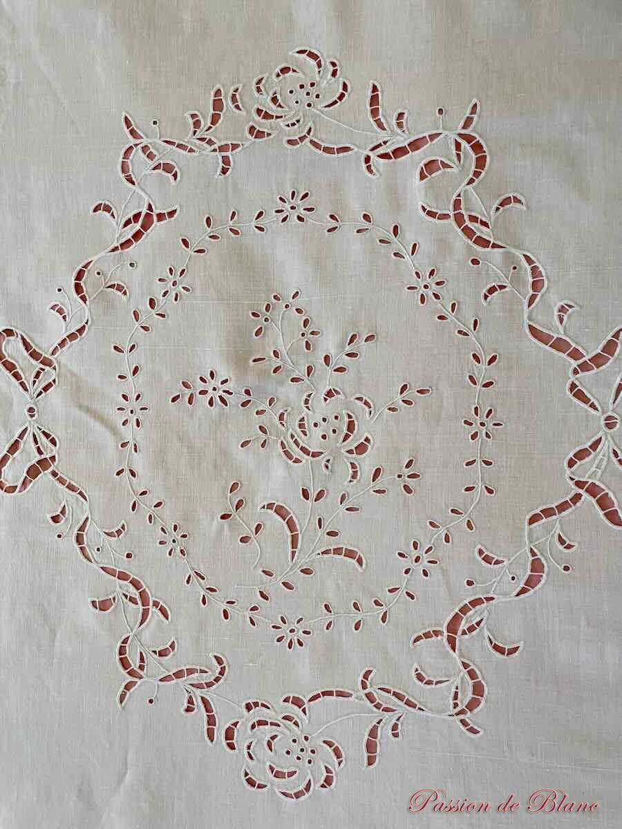 Grand dessus de lit en broderie Anglaise et Richelieu, brodé main sur toile métis – Image 2