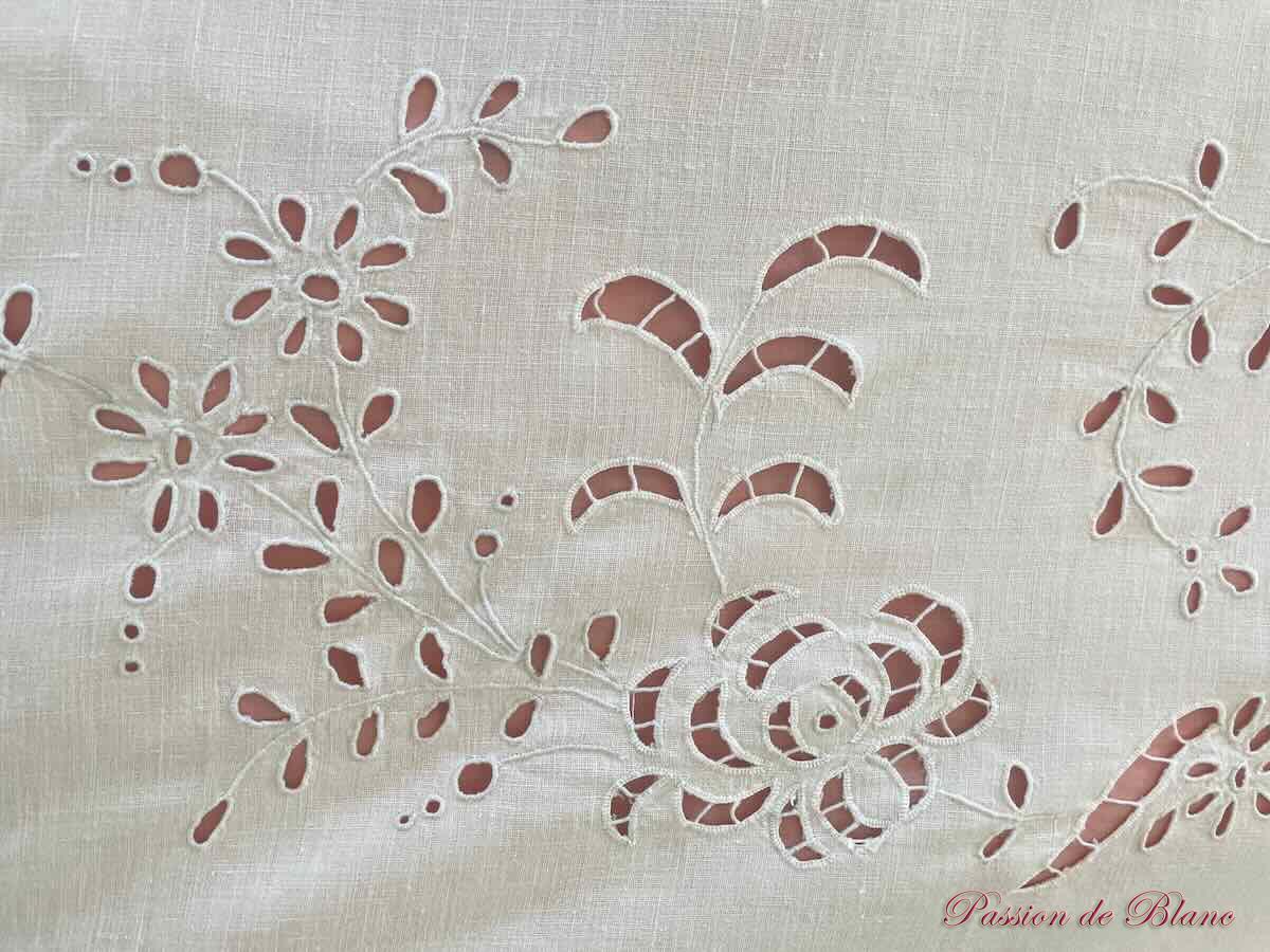 Grand dessus de lit en broderie Anglaise et Richelieu, brodé main sur toile métis – Image 8