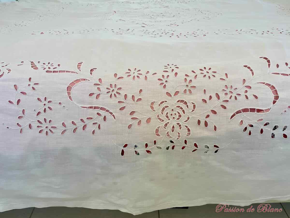 Grand dessus de lit en broderie Anglaise et Richelieu, brodé main sur toile métis – Image 7