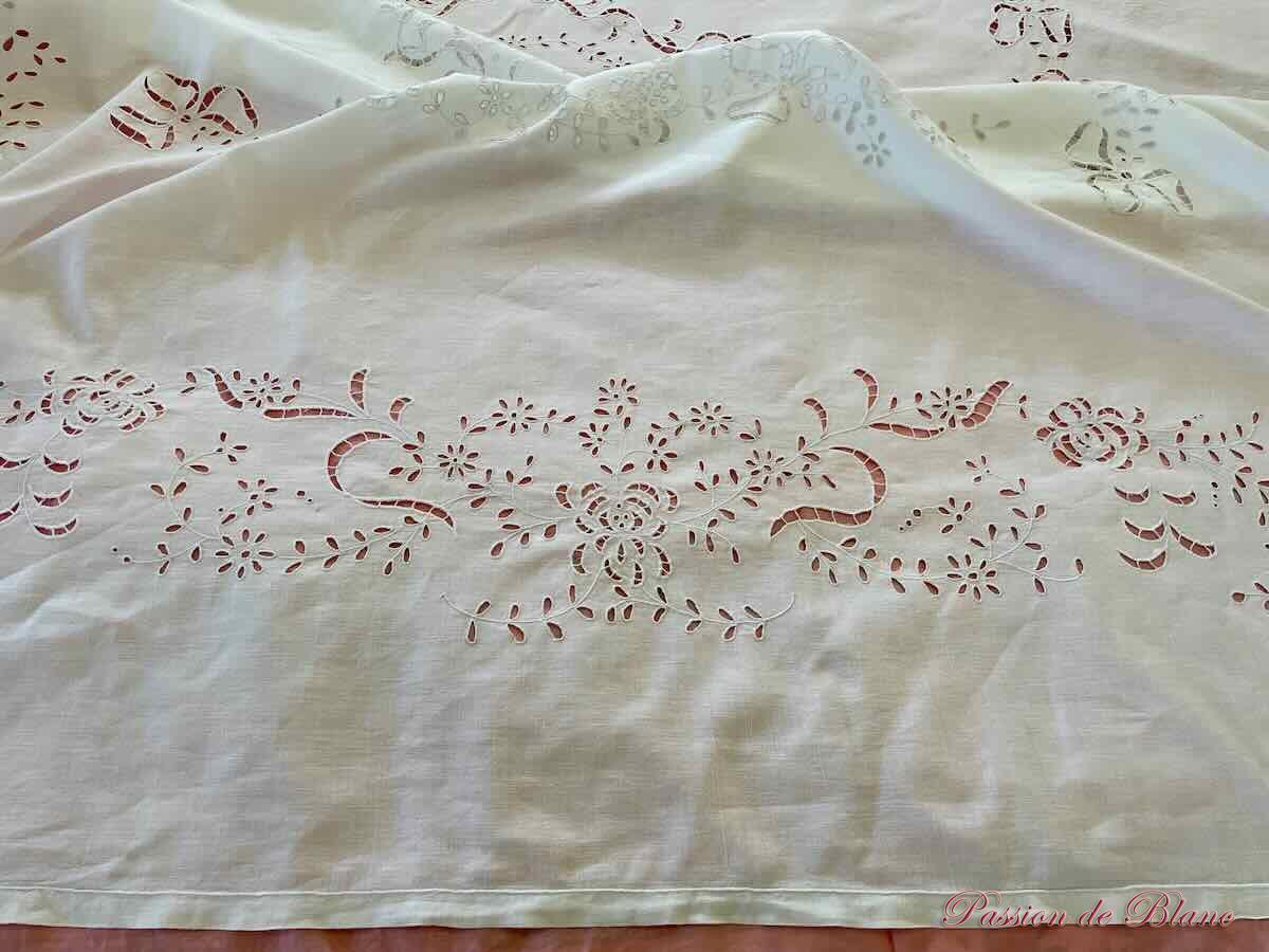 Grand dessus de lit en broderie Anglaise et Richelieu, brodé main sur toile métis – Image 5