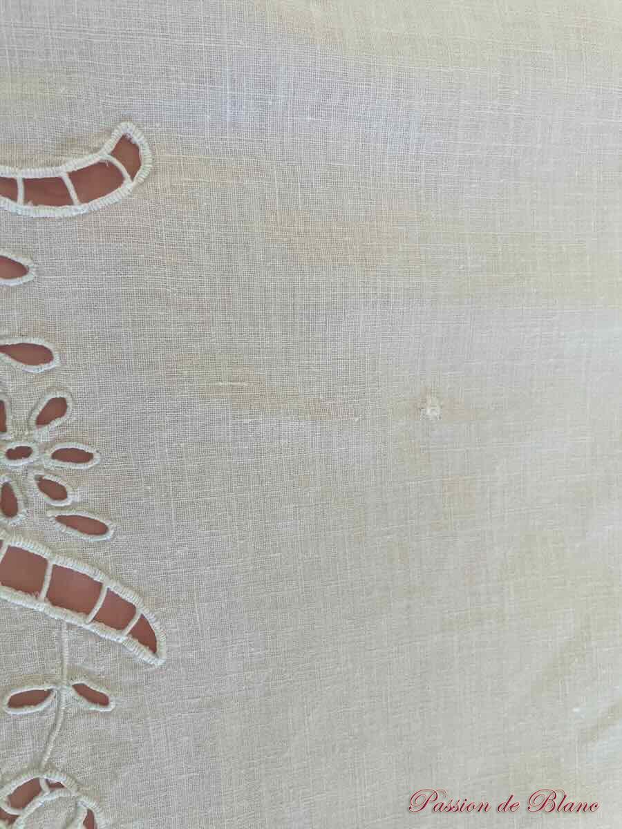 Grand dessus de lit en broderie Anglaise et Richelieu, brodé main sur toile métis – Image 11