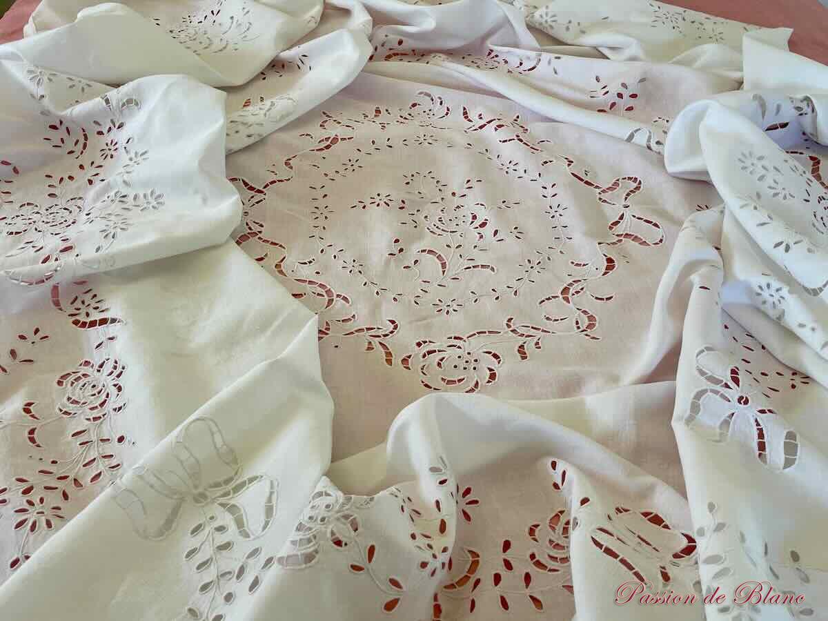 Grand dessus de lit en broderie Anglaise et Richelieu, brodé main sur toile métis – Image 4