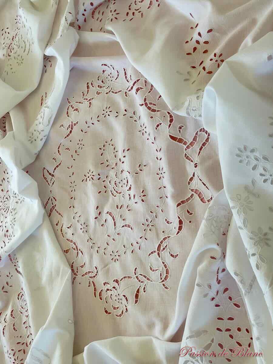 Grand dessus de lit en broderie Anglaise et Richelieu, brodé main sur toile métis – Image 3