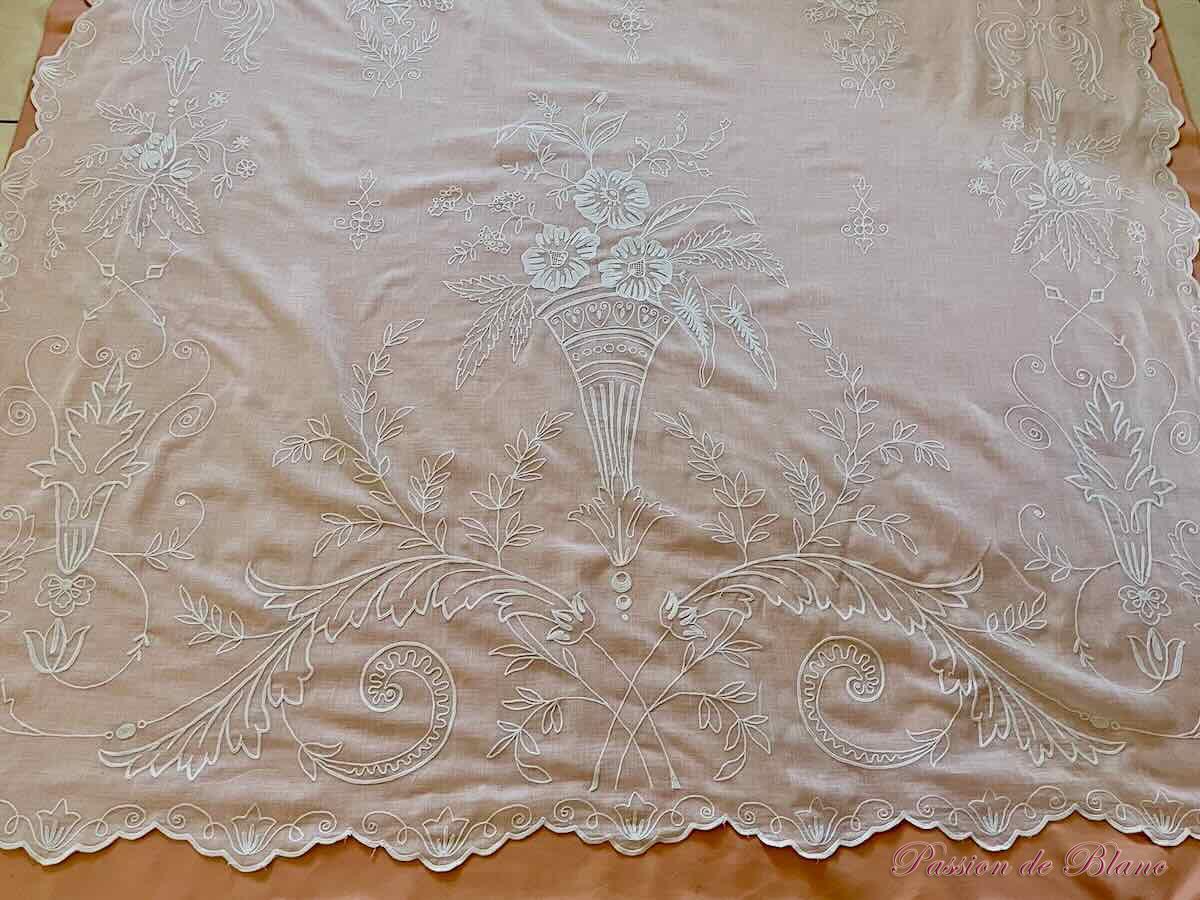 Belle paire de rideaux en broderie Cornely sur mousseline coton avec décor fleuri – Image 2