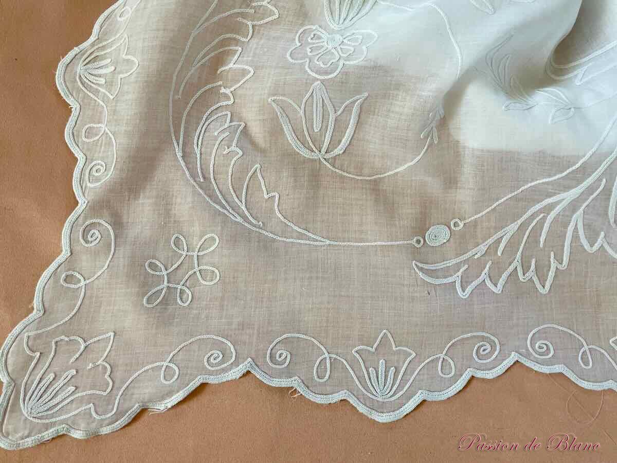 Belle paire de rideaux en broderie Cornely sur mousseline coton avec décor fleuri – Image 9