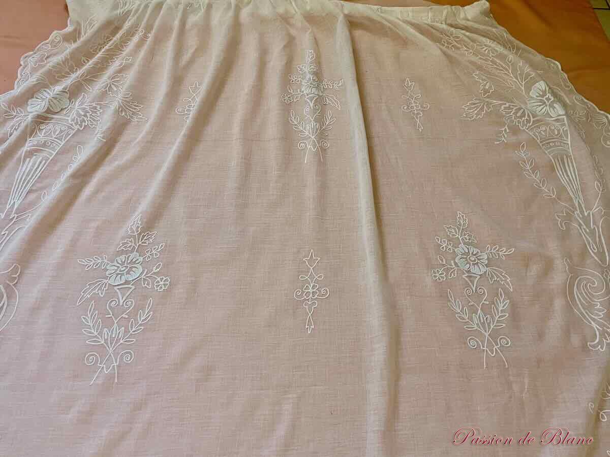 Belle paire de rideaux en broderie Cornely sur mousseline coton avec décor fleuri – Image 10