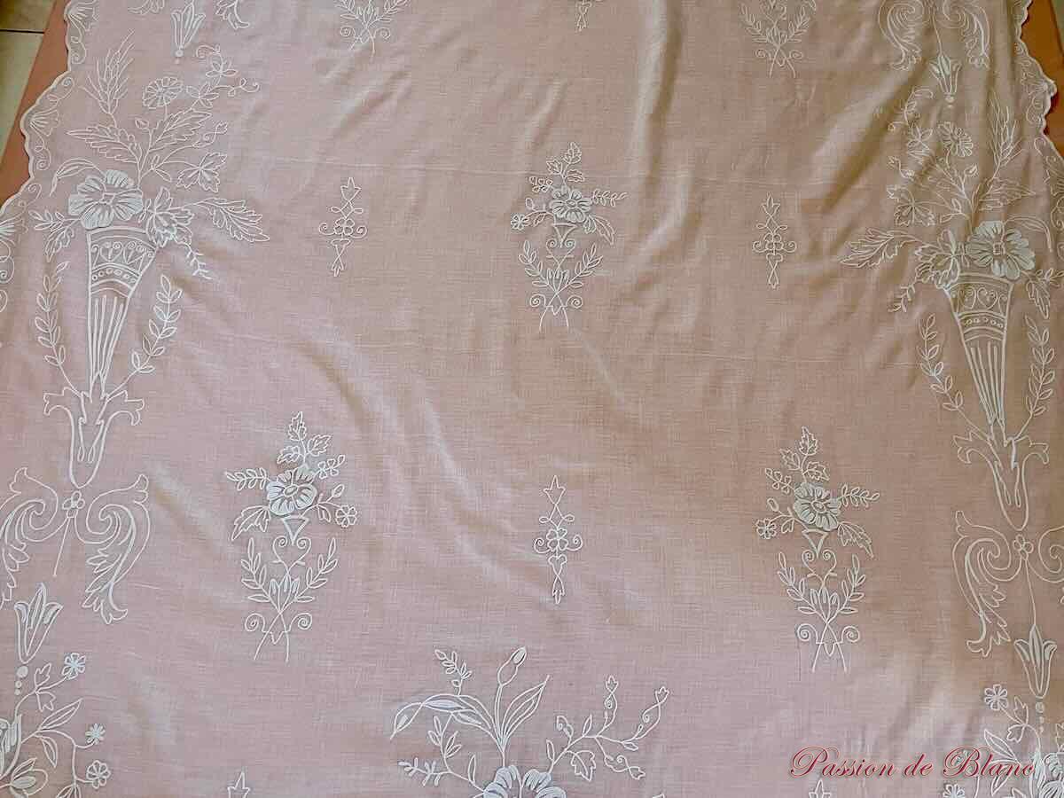 Belle paire de rideaux en broderie Cornely sur mousseline coton avec décor fleuri – Image 3