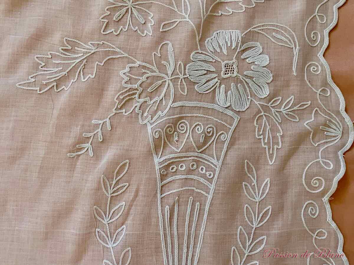 Belle paire de rideaux en broderie Cornely sur mousseline coton avec décor fleuri – Image 11