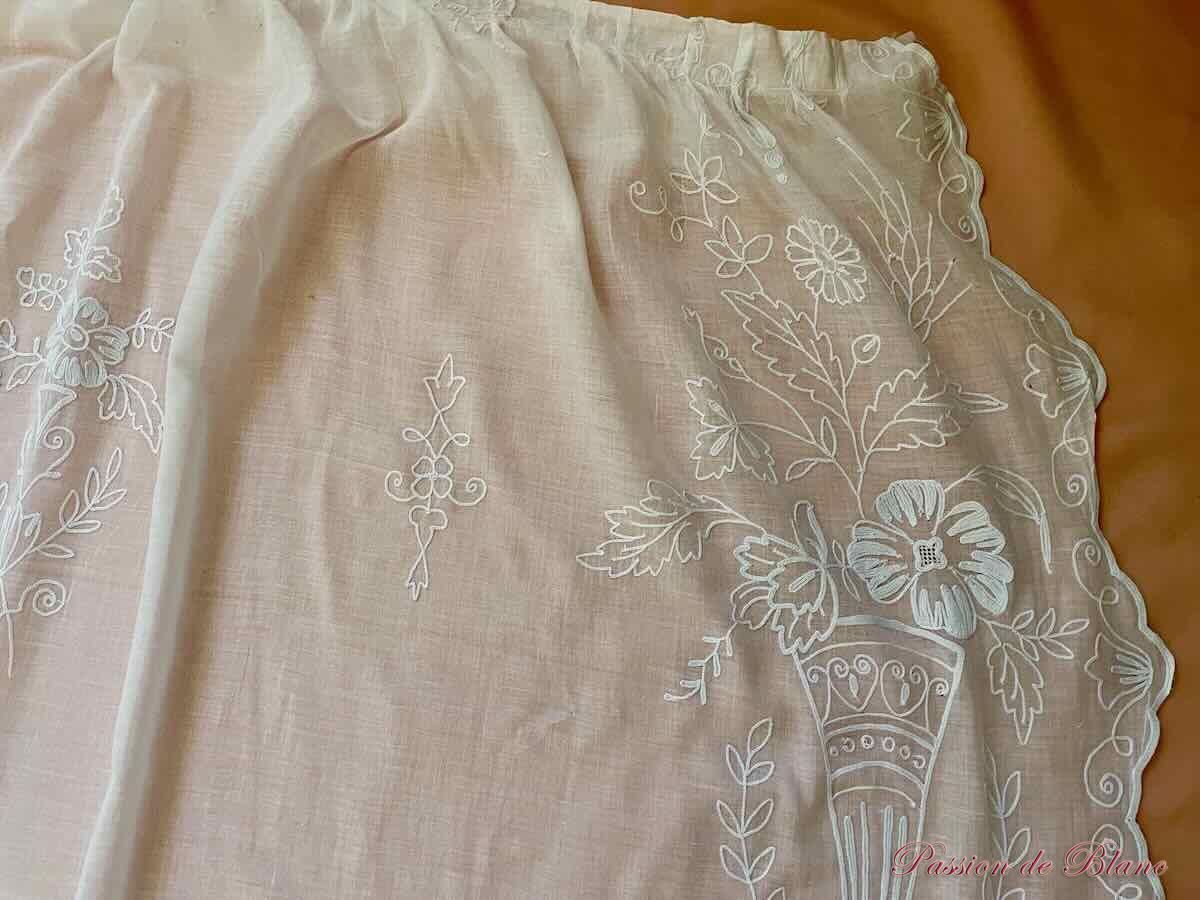 Belle paire de rideaux en broderie Cornely sur mousseline coton avec décor fleuri – Image 8
