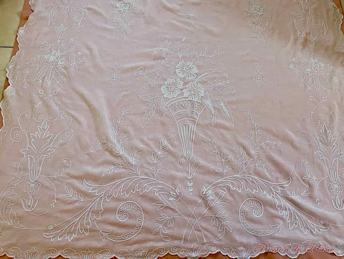 Belle paire de rideaux en broderie Cornely sur mousseline coton avec décor fleuri – Image 7