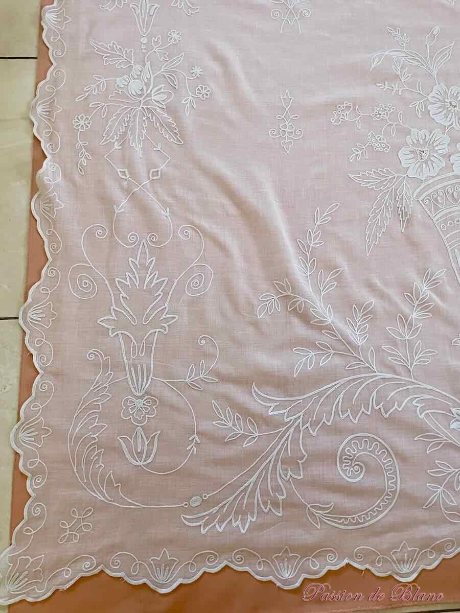 Belle paire de rideaux en broderie Cornely sur mousseline coton avec décor fleuri – Image 5