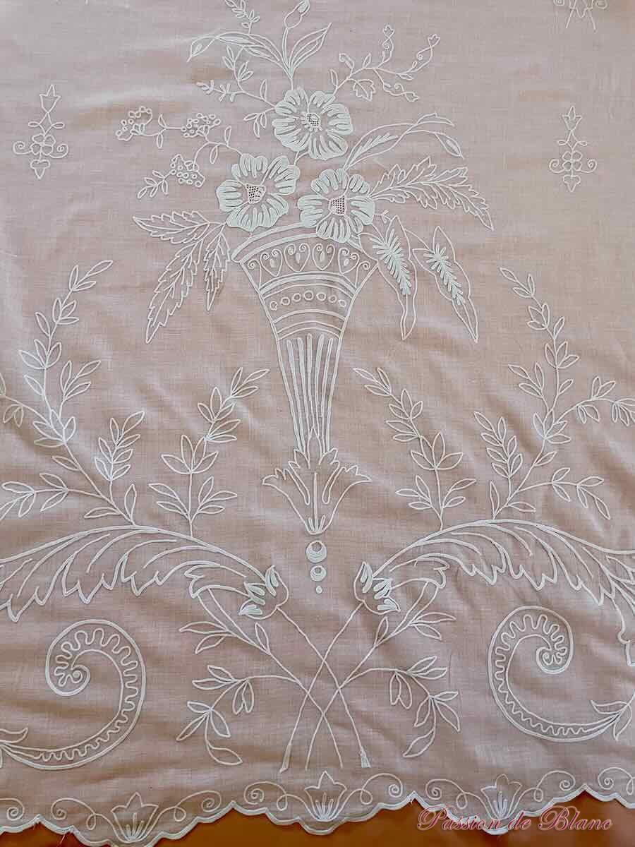 Belle paire de rideaux en broderie Cornely sur mousseline coton avec décor fleuri – Image 4