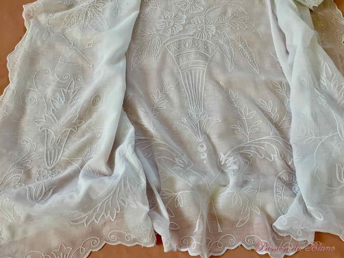 Belle paire de rideaux en broderie Cornely sur mousseline coton avec décor fleuri – Image 13