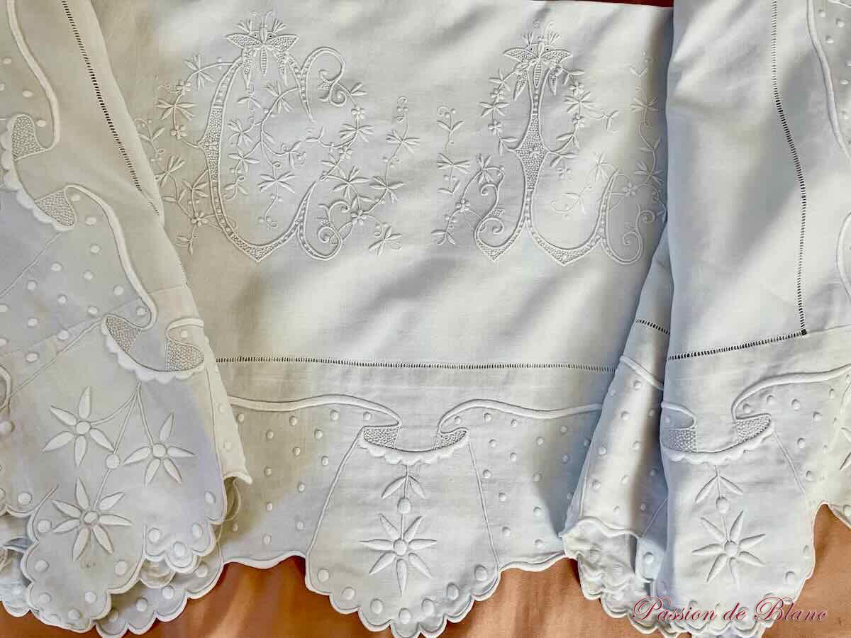 Merveilleux drap CL en fil de lin festonné avec découverte et retours brodés: guirlande fleurie – Image 7