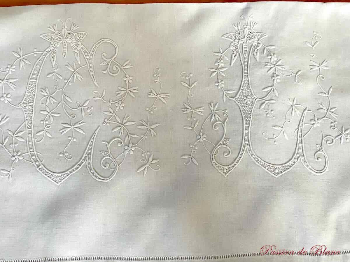 Merveilleux drap CL en fil de lin festonné avec découverte et retours brodés: guirlande fleurie – Image 2