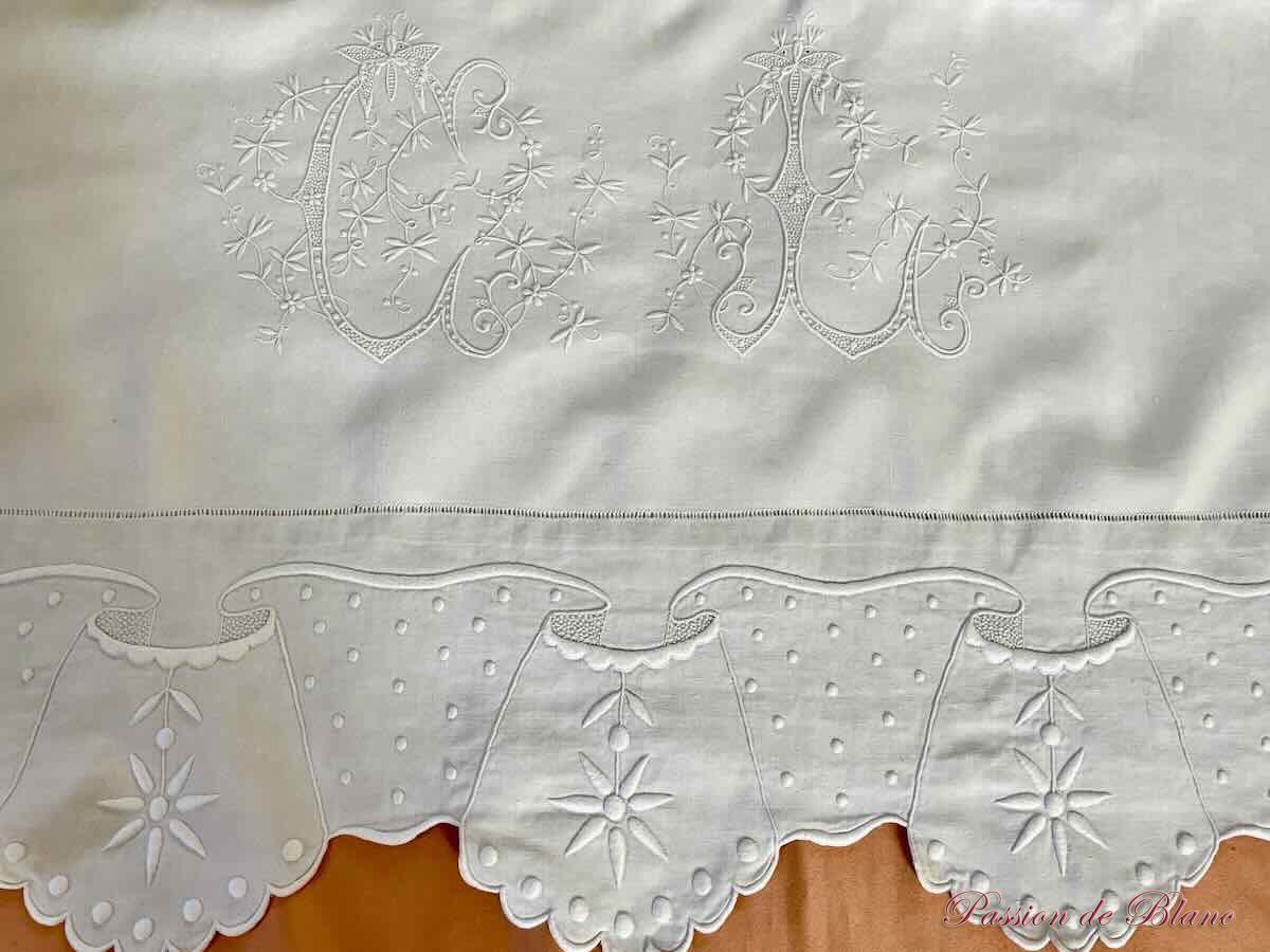 Merveilleux drap CL en fil de lin festonné avec découverte et retours brodés: guirlande fleurie – Image 8