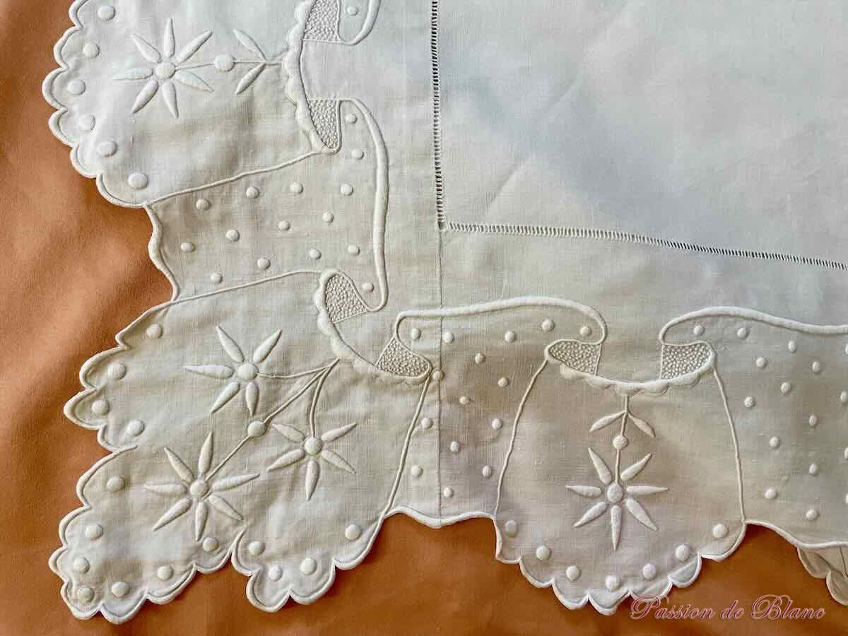 Merveilleux drap CL en fil de lin festonné avec découverte et retours brodés: guirlande fleurie – Image 11