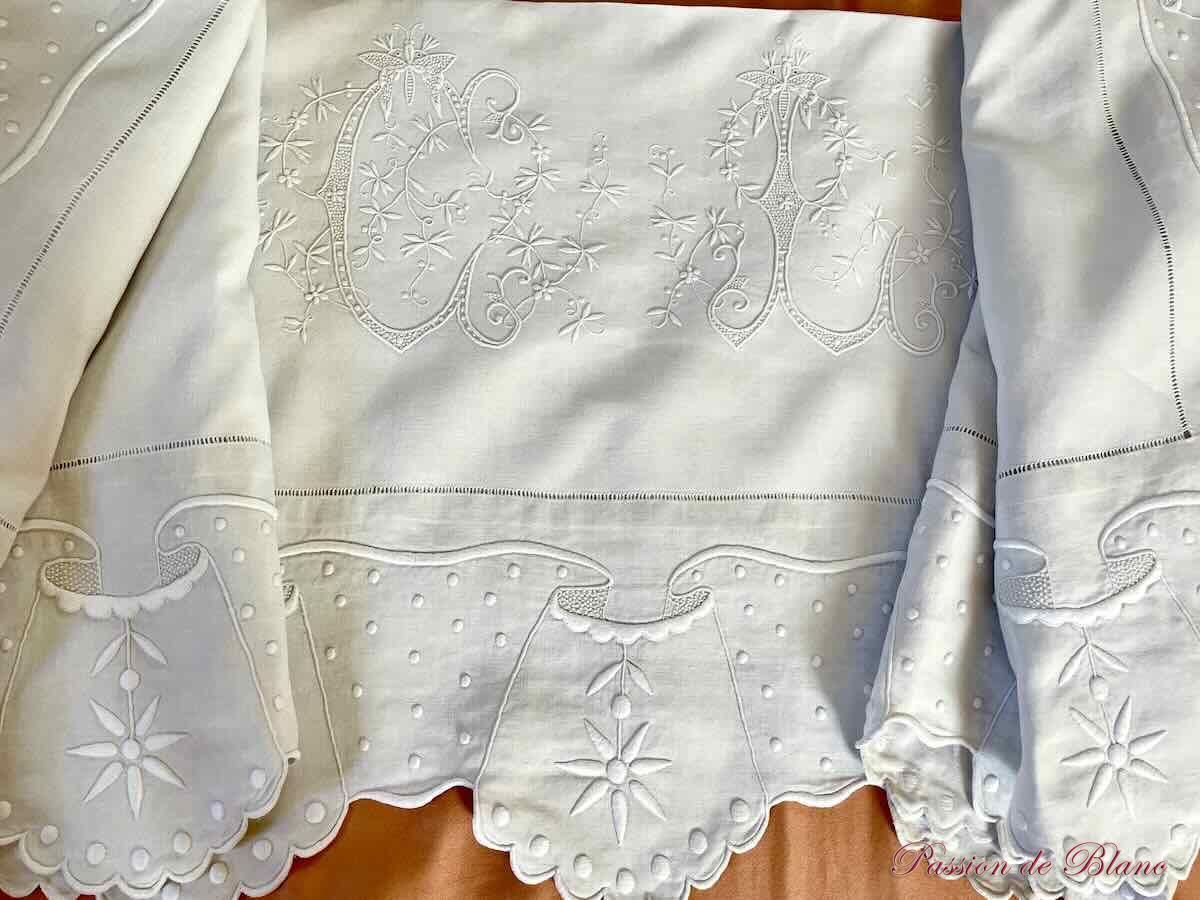 Merveilleux drap CL en fil de lin festonné avec découverte et retours brodés: guirlande fleurie – Image 9