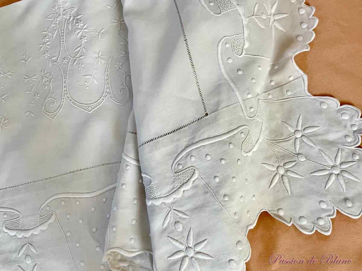 Merveilleux drap CL en fil de lin festonné avec découverte et retours brodés: guirlande fleurie – Image 10