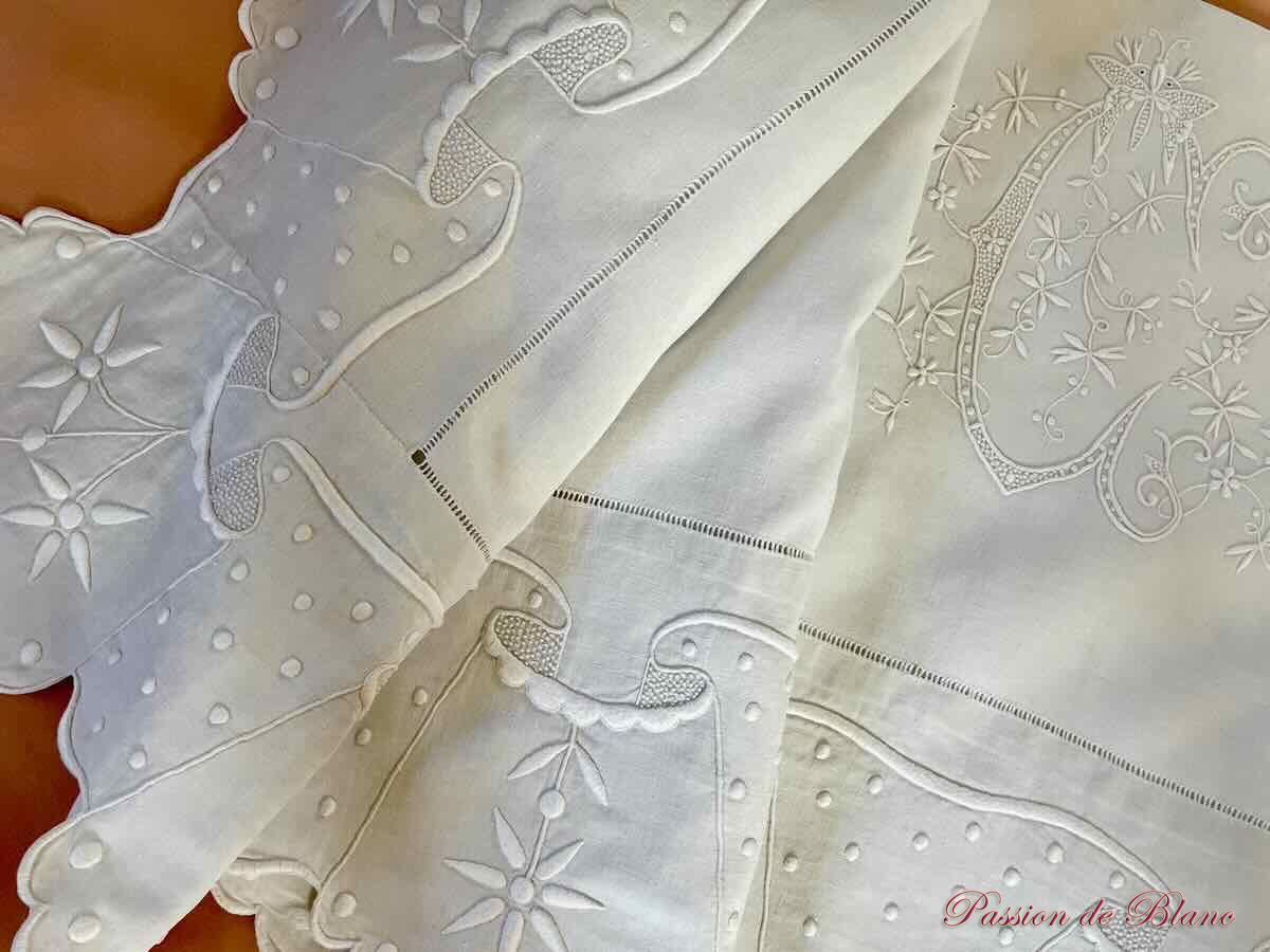 Merveilleux drap CL en fil de lin festonné avec découverte et retours brodés: guirlande fleurie – Image 5