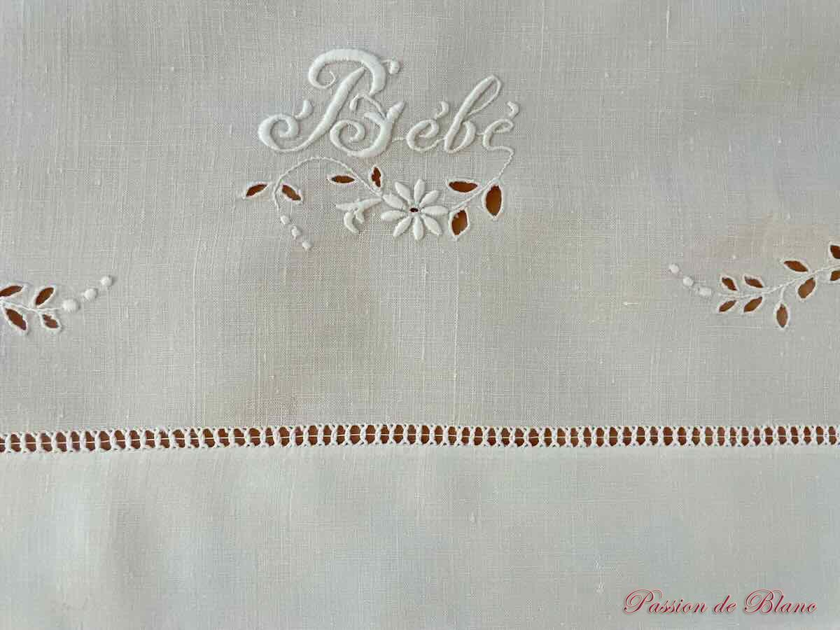 Joli drap de bébé brodé main sur toile de lin finavec l'inscription bébé – Image 6
