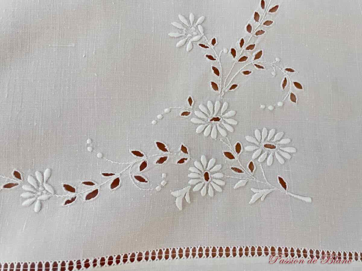 Joli drap de bébé brodé main sur toile de lin finavec l'inscription bébé – Image 5