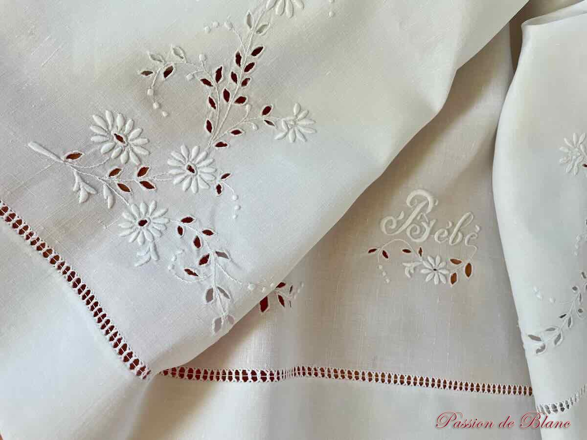 Joli drap de bébé brodé main sur toile de lin finavec l'inscription bébé – Image 4