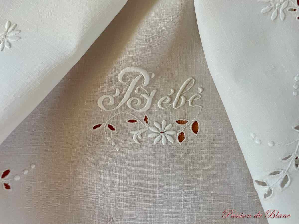 Joli drap de bébé brodé main sur toile de lin finavec l'inscription bébé – Image 2