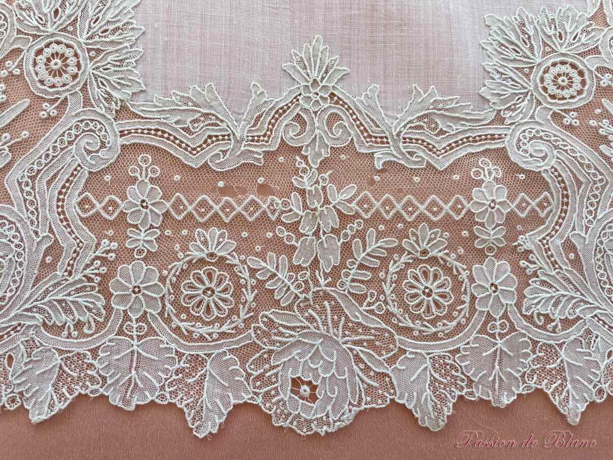 Lot de deux somptueux mouchoirs de mariée en dentelle main et linon - Collection – Image 6