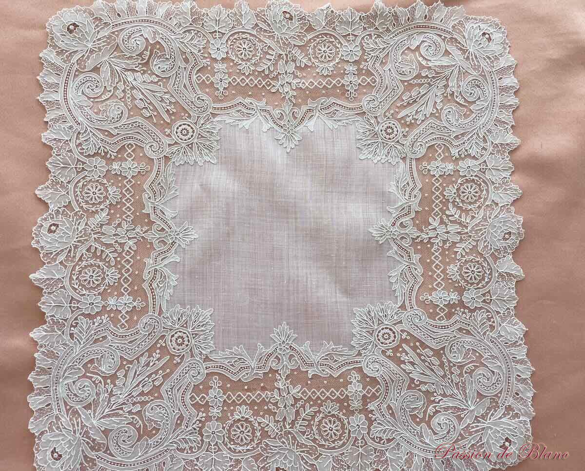 Lot de deux somptueux mouchoirs de mariée en dentelle main et linon - Collection – Image 2