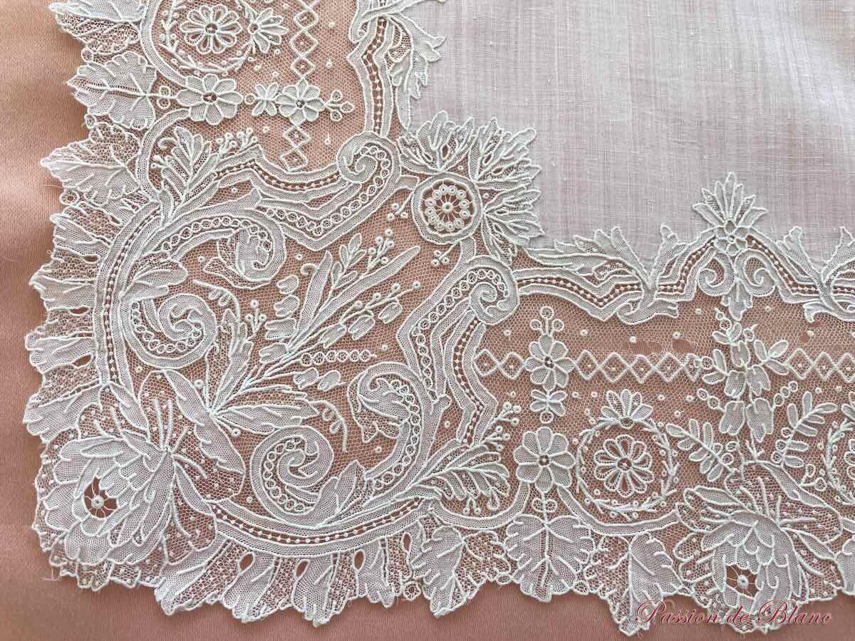 Lot de deux somptueux mouchoirs de mariée en dentelle main et linon - Collection – Image 3