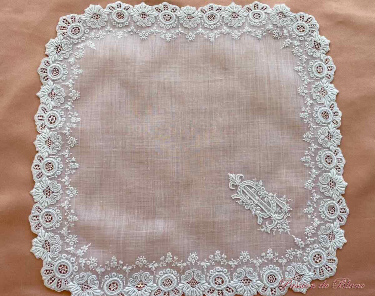 Lot de deux somptueux mouchoirs de mariée en dentelle main et linon - Collection – Image 8