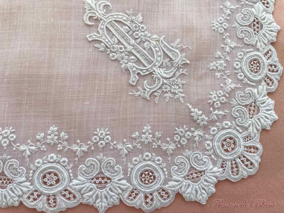 Lot de deux somptueux mouchoirs de mariée en dentelle main et linon - Collection – Image 10