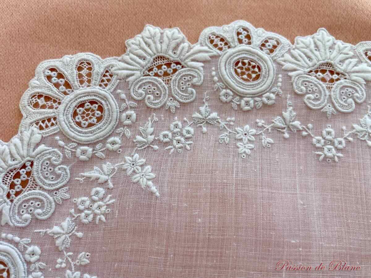 Lot de deux somptueux mouchoirs de mariée en dentelle main et linon - Collection – Image 9