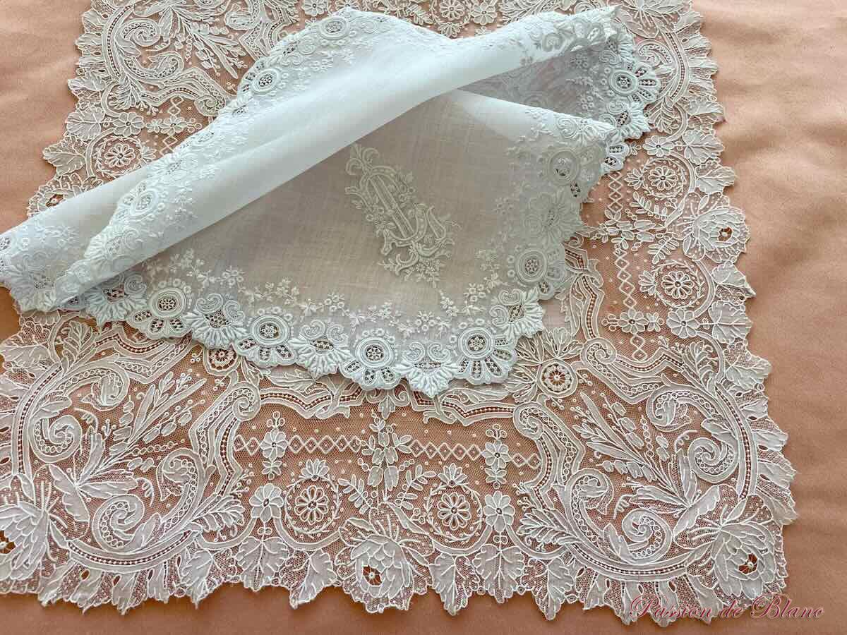 Lot de deux somptueux mouchoirs de mariée en dentelle main et linon - Collection – Image 7