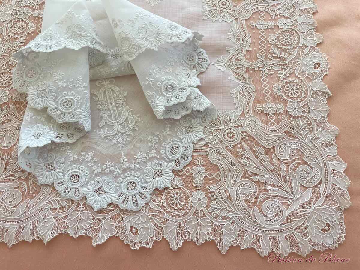 Lot de deux somptueux mouchoirs de mariée en dentelle main et linon - Collection – Image 4